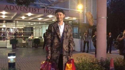 黄晓明升级当爸 贴心送记者老婆饼